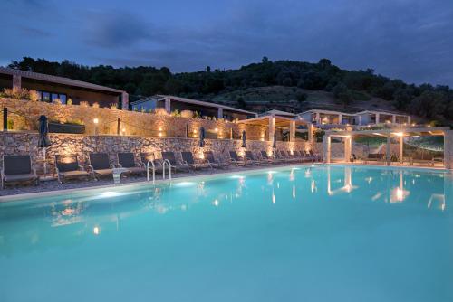 Bazén v ubytování Elimnion Resort nebo v jeho okolí
