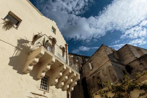 a building with a balcony on the side of it at Alla dimora di Chiara Suite and Rooms in Matera