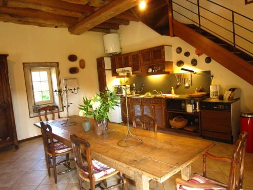 Η κουζίνα ή μικρή κουζίνα στο Riverside Retreat in Lantheuil