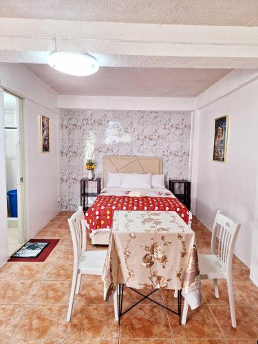 Postel nebo postele na pokoji v ubytování L2 Cozy Family Apartment Room Walk to Damosa Gateway Near SM, SPMC, Airport