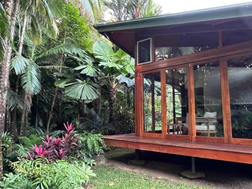 Κήπος έξω από το Lux rainforest lodge - 1 King, 2 Singles