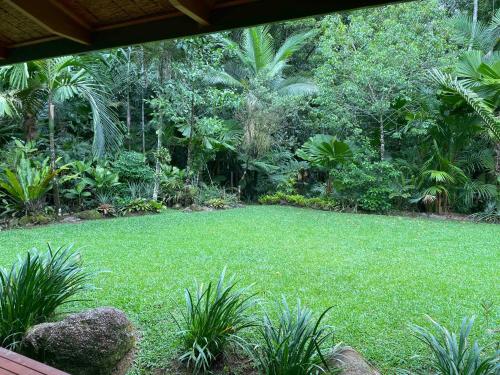 Κήπος έξω από το Lux rainforest lodge - 1 King, 2 Singles