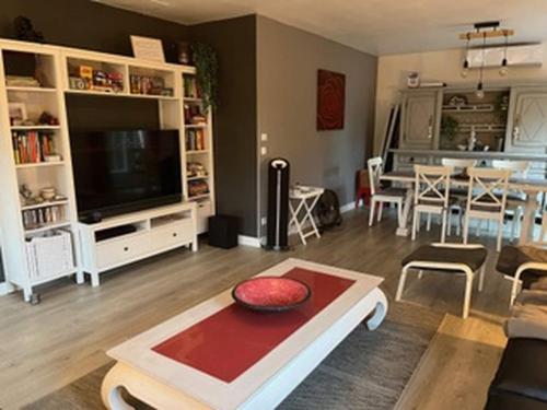 Una televisión o centro de entretenimiento en Beautiful villa with private heated pool
