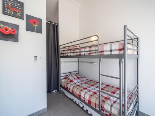 Una cama o camas en una habitación de Beautiful villa with private heated pool