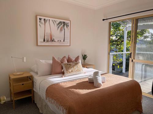 Un dormitorio con una cama grande y una ventana. en Eagle Bay Summerhaus, en Dunsborough