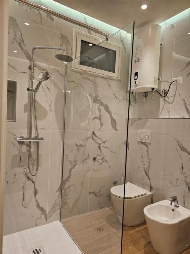 Ένα μπάνιο στο Casa Raffaella Apartment and room