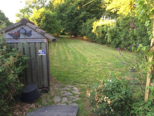 Κήπος έξω από το Cottage in France with Garden near Lake