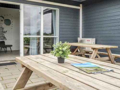 Ban công/sân hiên tại 18 person holiday home in Harboøre