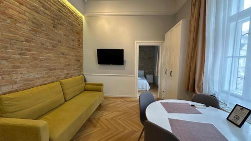 Televisyen dan/atau pusat hiburan di Carol Residence - ultra central - powered by NEO