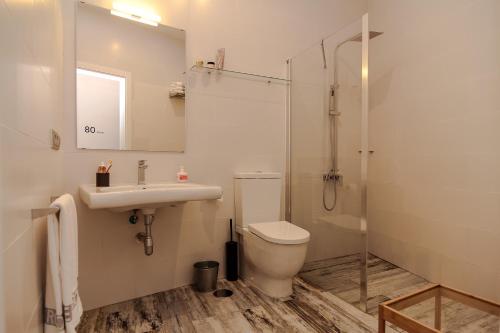 タリファにあるThe 8 Rooms Houseのバスルーム(トイレ、洗面台、シャワー付)