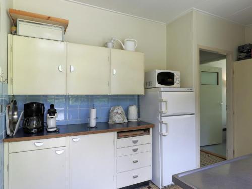 Holiday Home in Huijbergen near Forestにあるキッチンまたは簡易キッチン