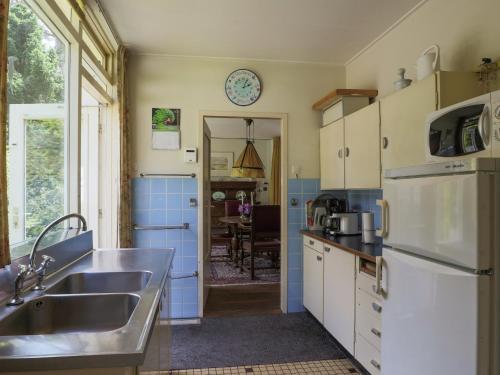 Holiday Home in Huijbergen near Forestにあるキッチンまたは簡易キッチン