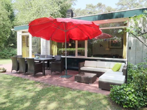 Holiday Home in Huijbergen near Forestにある庭