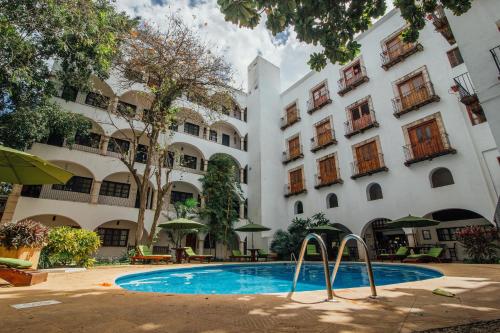 una piscina frente a un edificio en Hotel Meson del Marques en Valladolid