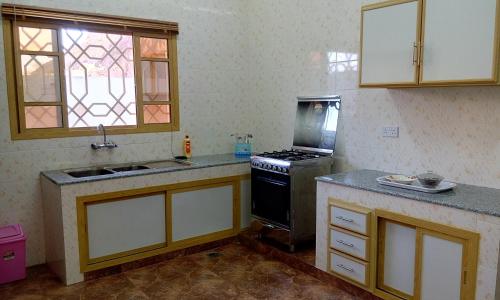 Dapur atau dapur kecil di Al Hamra Guest House