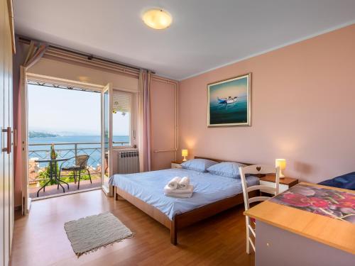 Schlafzimmer mit einem Bett und Meerblick in der Unterkunft Apartment Nika in Opatija