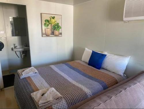 Ένα ή περισσότερα κρεβάτια σε δωμάτιο στο Longreach Caravan and Cabin Park