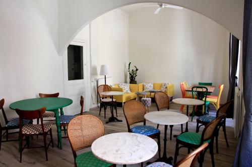 un gruppo di tavoli e sedie in una stanza di Hotel Elandra a Bordighera