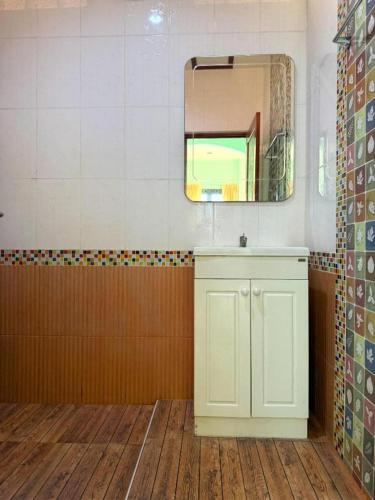 un baño con lavabo y espejo en Green Heaven Bungalow 1, en Nathon Bay
