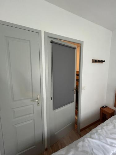 En eller flere senge i et værelse på Puy Saint Vincent Le Hameau des Écrins agréable appartement 30m2, de 4 à 6 couchages
