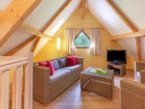 un salon avec un canapé et une télévision dans l'établissement Cozy Retreat with Shared Pool, à Lacapelle-Marival