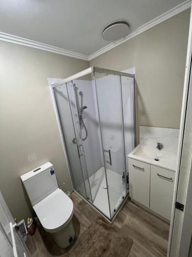 Bilik mandi di Happy Haven Lodge I Shared Rooms