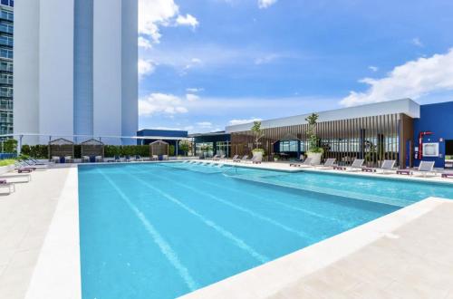 Hồ bơi trong/gần New Luxury Apartment 12th Floor