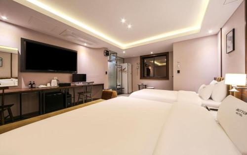 Ένα ή περισσότερα κρεβάτια σε δωμάτιο στο Button Hotel