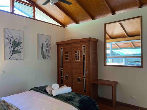 Ένα ή περισσότερα κρεβάτια σε δωμάτιο στο Lux rainforest lodge - 1 King, 2 Singles