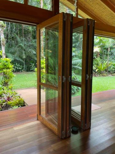 Κήπος έξω από το Lux rainforest lodge - 1 King, 2 Singles