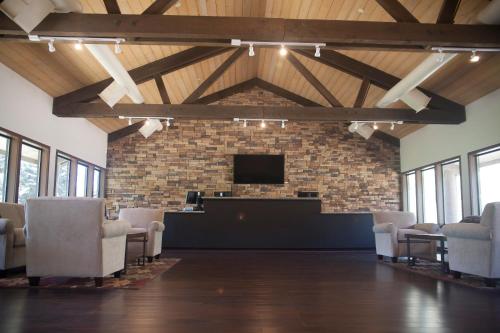 a waiting room with chairs and a flat screen tv at Soledad Canyon Cabin 18 in Ravenna