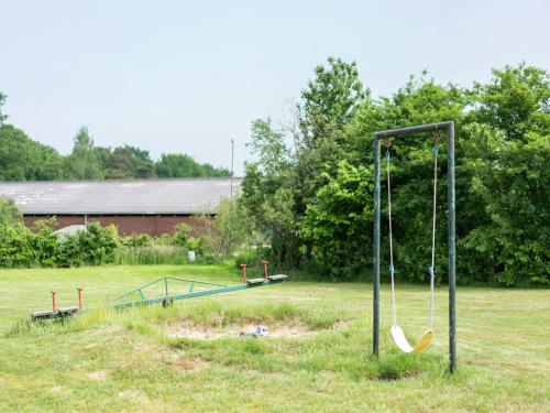 Farmhouse in Rheeze near Forest and Meadowsにある庭