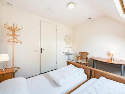 Farmhouse in Rheeze near Forest and Meadowsにあるベッド