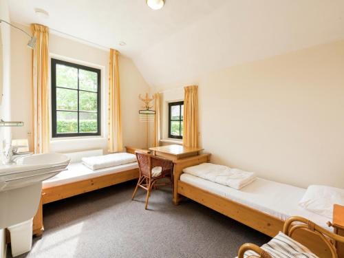 Farmhouse in Rheeze near Forest and Meadowsにあるベッド