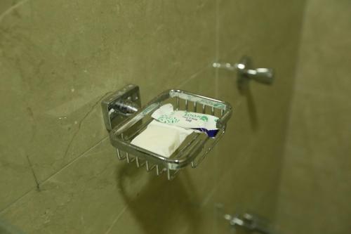 バンダーラウェラにあるElla 420villaのシャワーの壁にあるプラスチック容器
