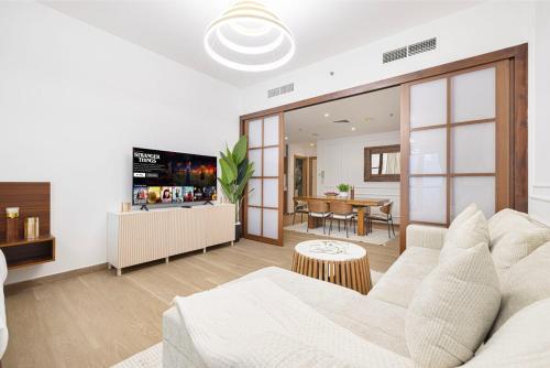 Luxury 2BR w Floating Bed in Dubai Marina Sulafa 4404