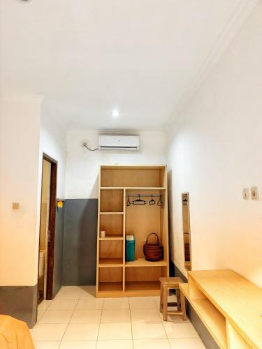 a room with a shelf and a ceiling at Uluwatu Hill House in Uluwatu