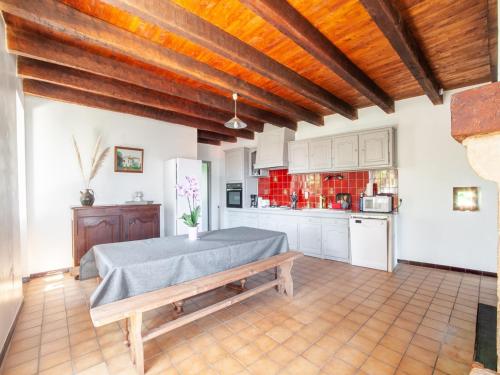 une cuisine avec un lit et un banc dans une pièce dans l'établissement Tranquil Escape in Loubejac, à Loubejac