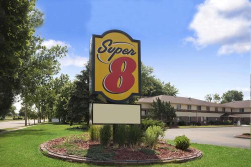ein Schild für ein Super-Acht-Motel vor einem Gebäude in der Unterkunft Super 8 by Wyndham Whitewater WI in Whitewater