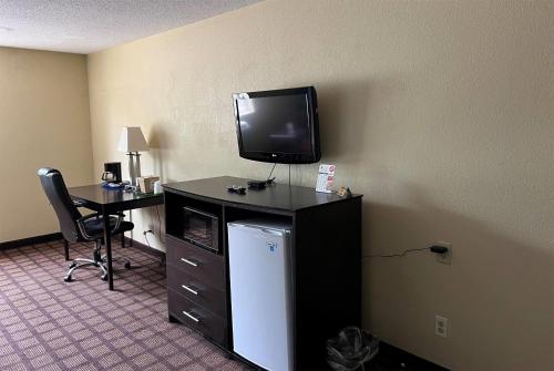 TV/Unterhaltungsangebot in der Unterkunft Super 8 by Wyndham Whitewater WI