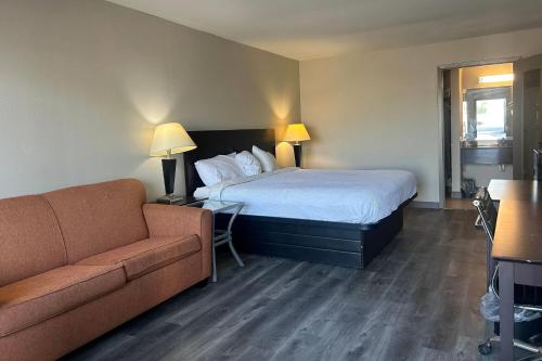 Days Inn by Wyndham Natchitochesにあるベッド
