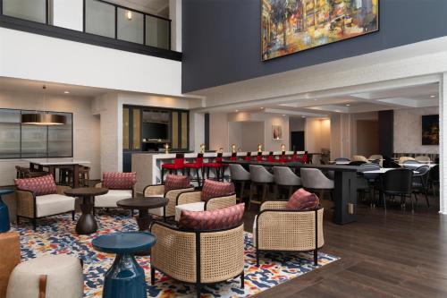 Ruang duduk di Hilton Garden Inn Charleston Waterfront/Downtown