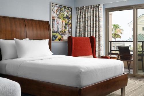 Katil atau katil-katil dalam bilik di Hilton Garden Inn Charleston Waterfront/Downtown