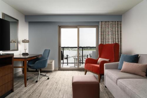Ruang duduk di Hilton Garden Inn Charleston Waterfront/Downtown