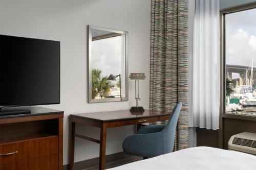 Televisyen dan/atau pusat hiburan di Hilton Garden Inn Charleston Waterfront/Downtown