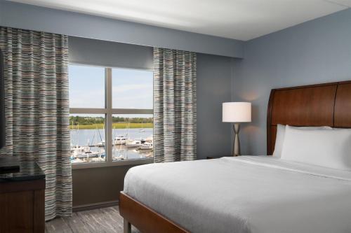 Katil atau katil-katil dalam bilik di Hilton Garden Inn Charleston Waterfront/Downtown