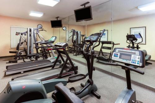 Fitness centrum a/nebo fitness zařízení v ubytování La Quinta by Wyndham Milwaukee SW New Berlin