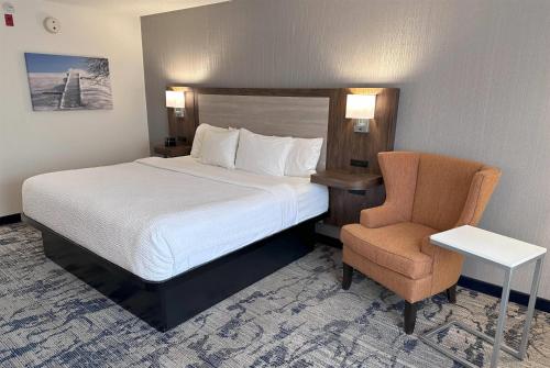 Postel nebo postele na pokoji v ubytování La Quinta by Wyndham Milwaukee SW New Berlin