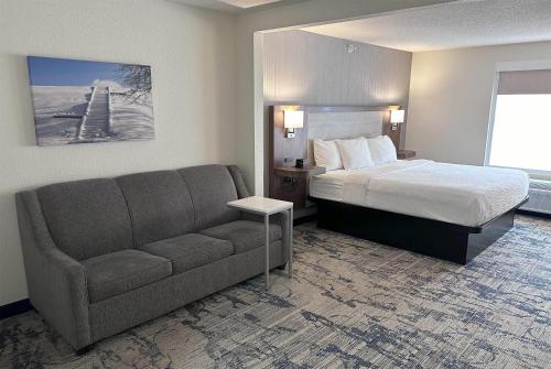 Postel nebo postele na pokoji v ubytování La Quinta by Wyndham Milwaukee SW New Berlin