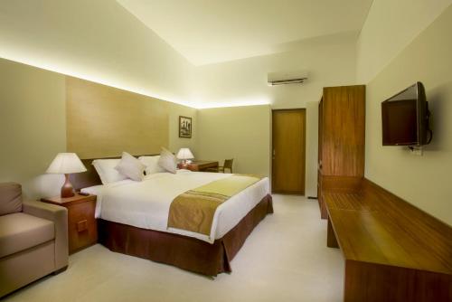 Postel nebo postele na pokoji v ubytování Hotel Neo+ Green Savana Sentul City